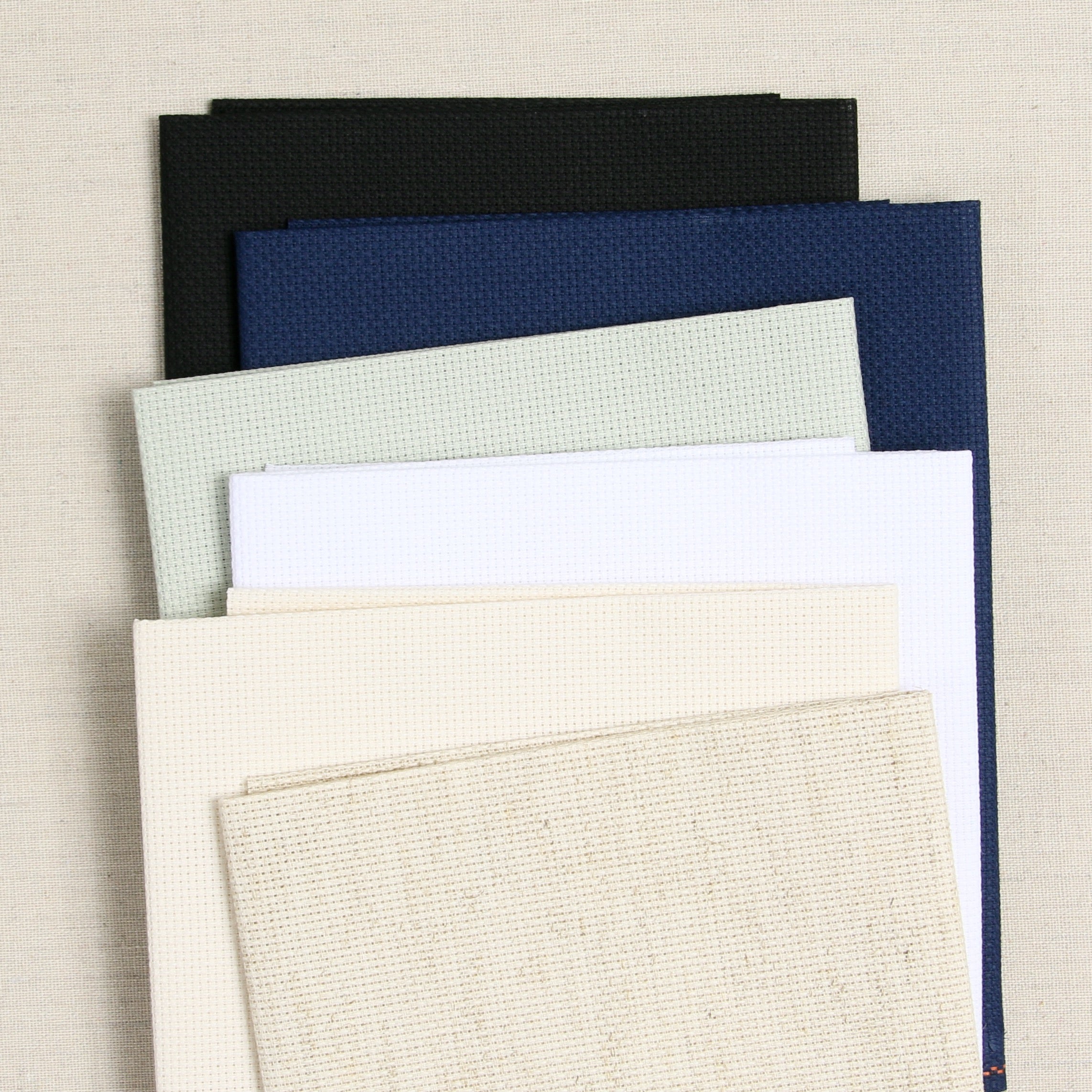 Zweigart Tela Aida Ricamo contato 14, Colore: Blu Ghiaccio, 50 x 55 cm (49, 53) x 54,61 (19,5 cm x 21,5), di Grassi/4 Zweigart Tela Aida Ricamo contato 14, Colore: Blu Ghiaccio, 50 x 55 cm (49, 53) x 54,61 (19,5 cm x 21,5), di Grassi/4