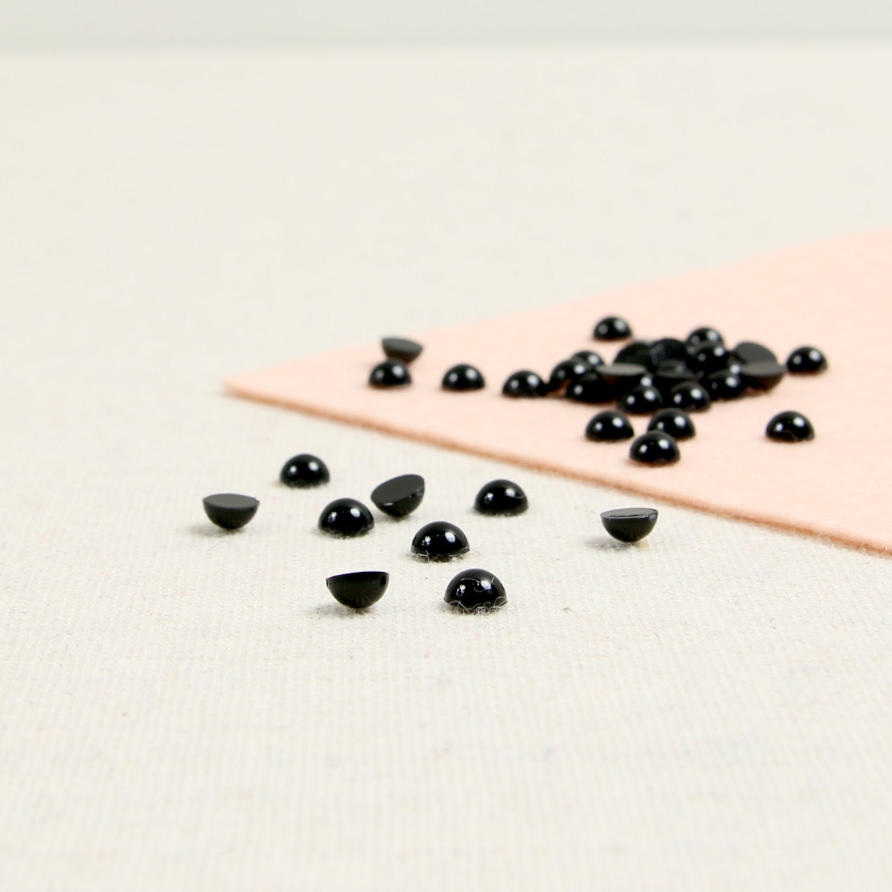 Cabochons, Black