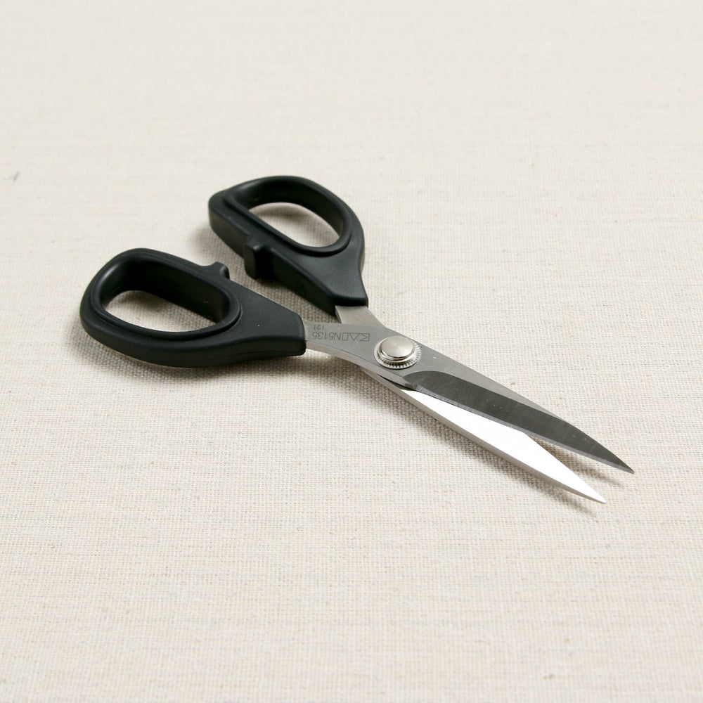 Kai V5230SE: 9-inch Bent Handle Serrated Scissors Very Berry with Blade Cap